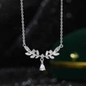 925 Sterling Silver Zircon Necklace – Elegant Leaf Pendant for Women